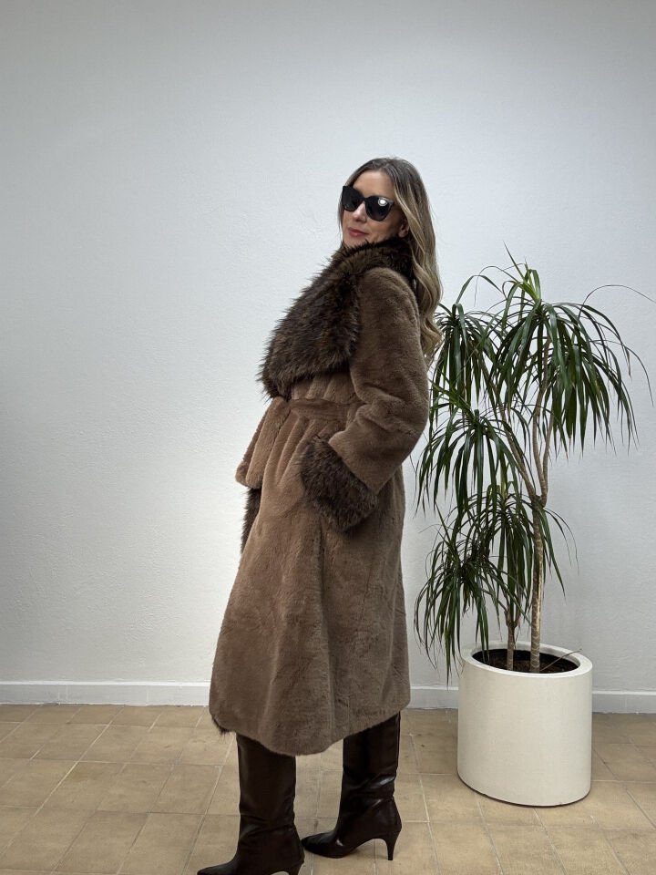 İTHAL DÜZ DESEN KEMERLİ UZUN KÜRKLÜ KABAN 18401 STD - Kahverengi