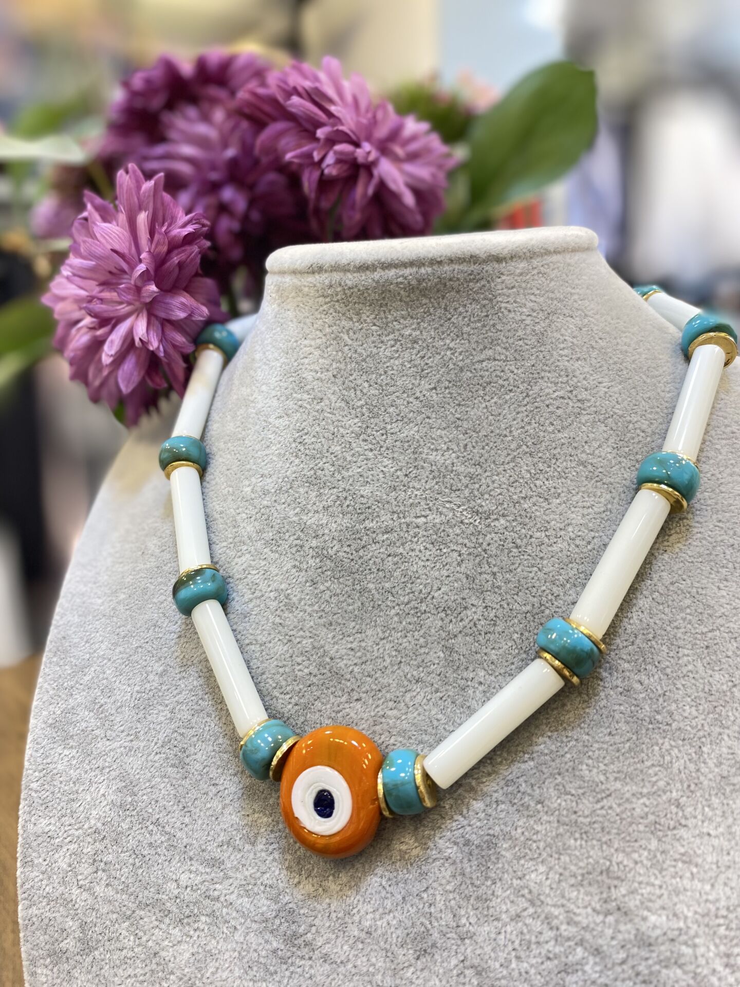 TURUNCU GÖZ FİGÜR KO BEYAZ