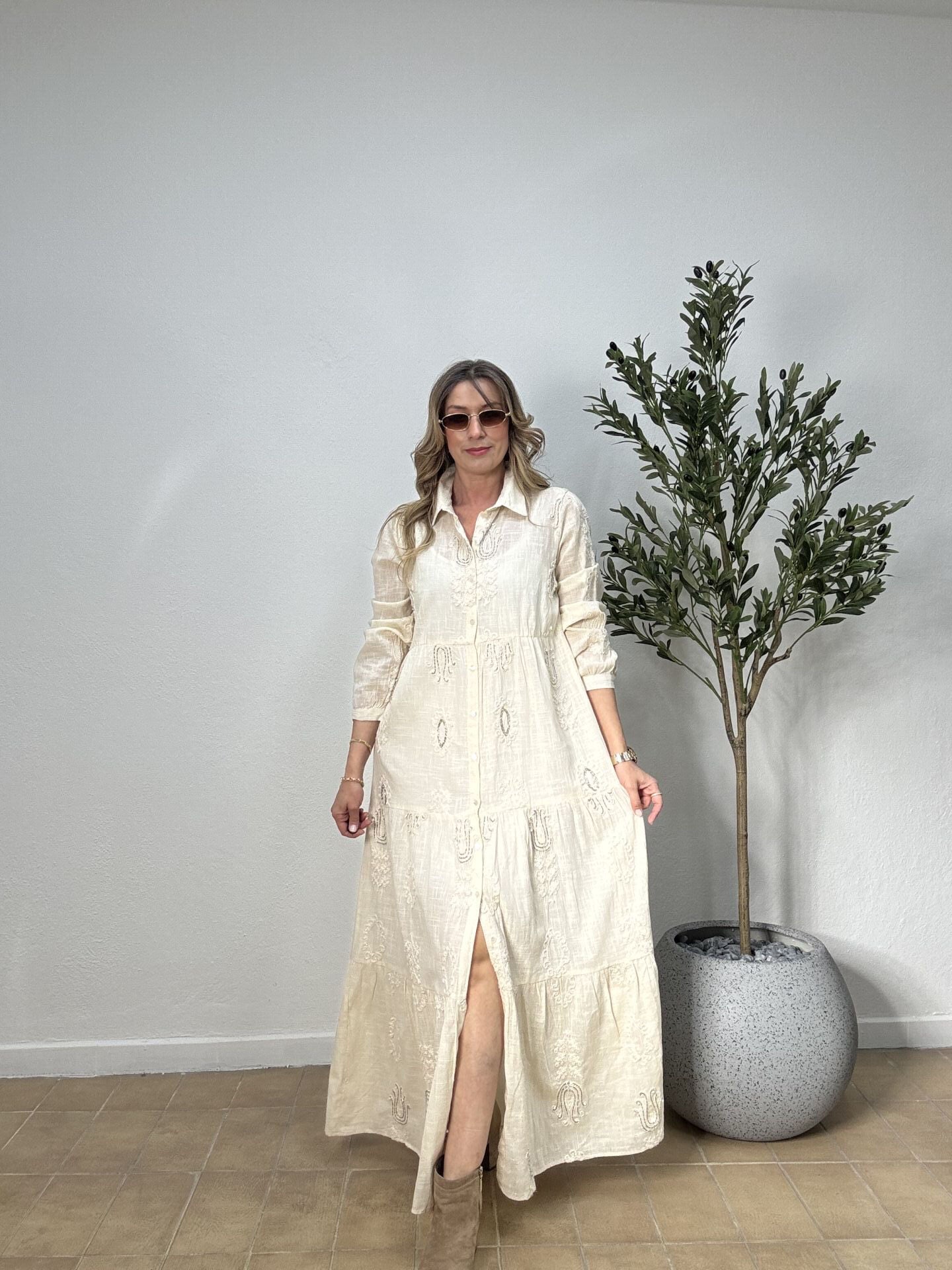 İTHAL COTON İŞLEME VE TAŞ DETAYLI ÖNDEN DÜĞMELİ ELBİSE 0070 STD - Bej