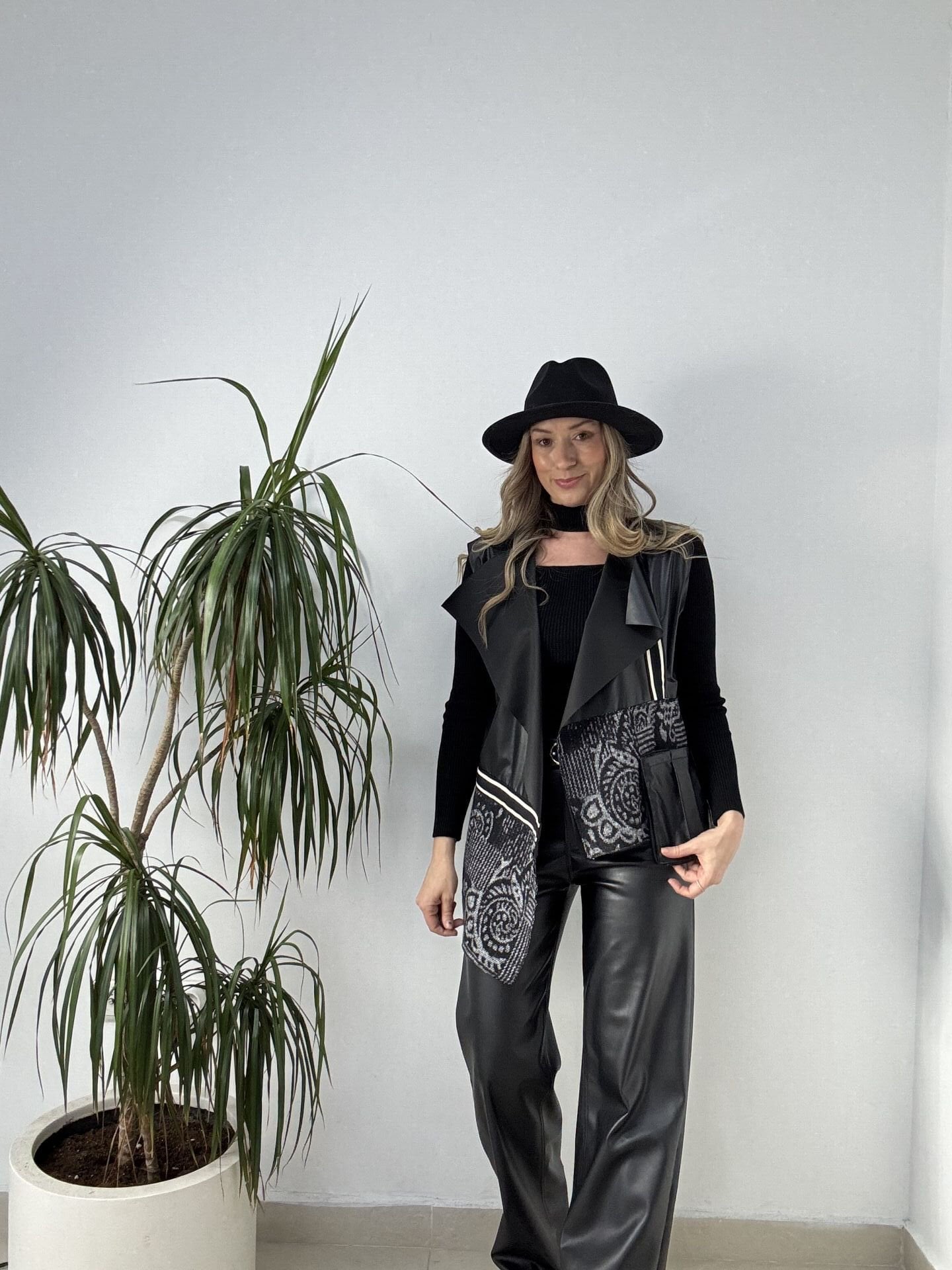 İTHAL DERİ DETAYLI KÜRK YELEK BEYAZ / L-XL