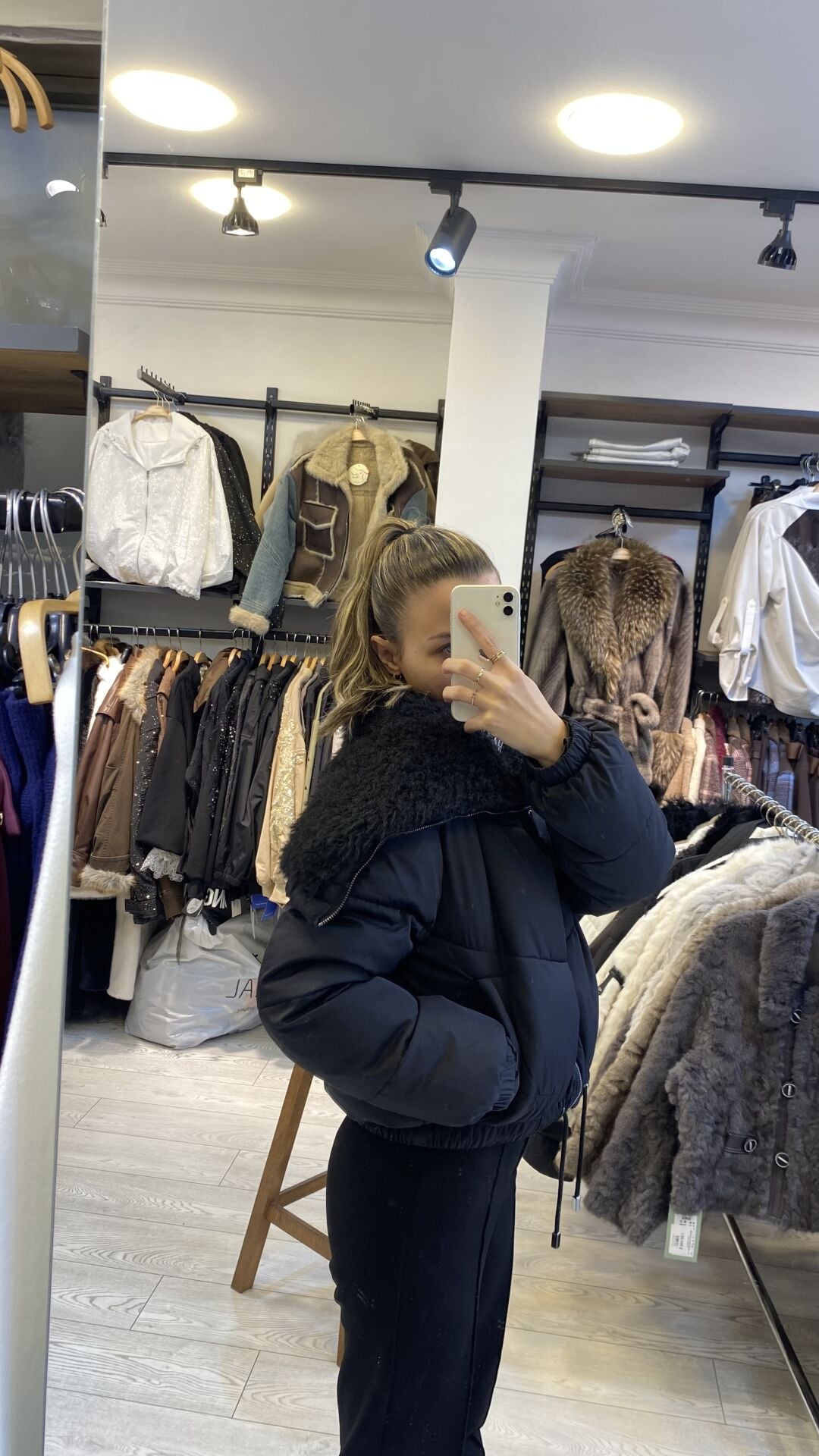 İTHAL YAKASI PELUŞ KISA ŞİŞME MONT SİYAH / STD