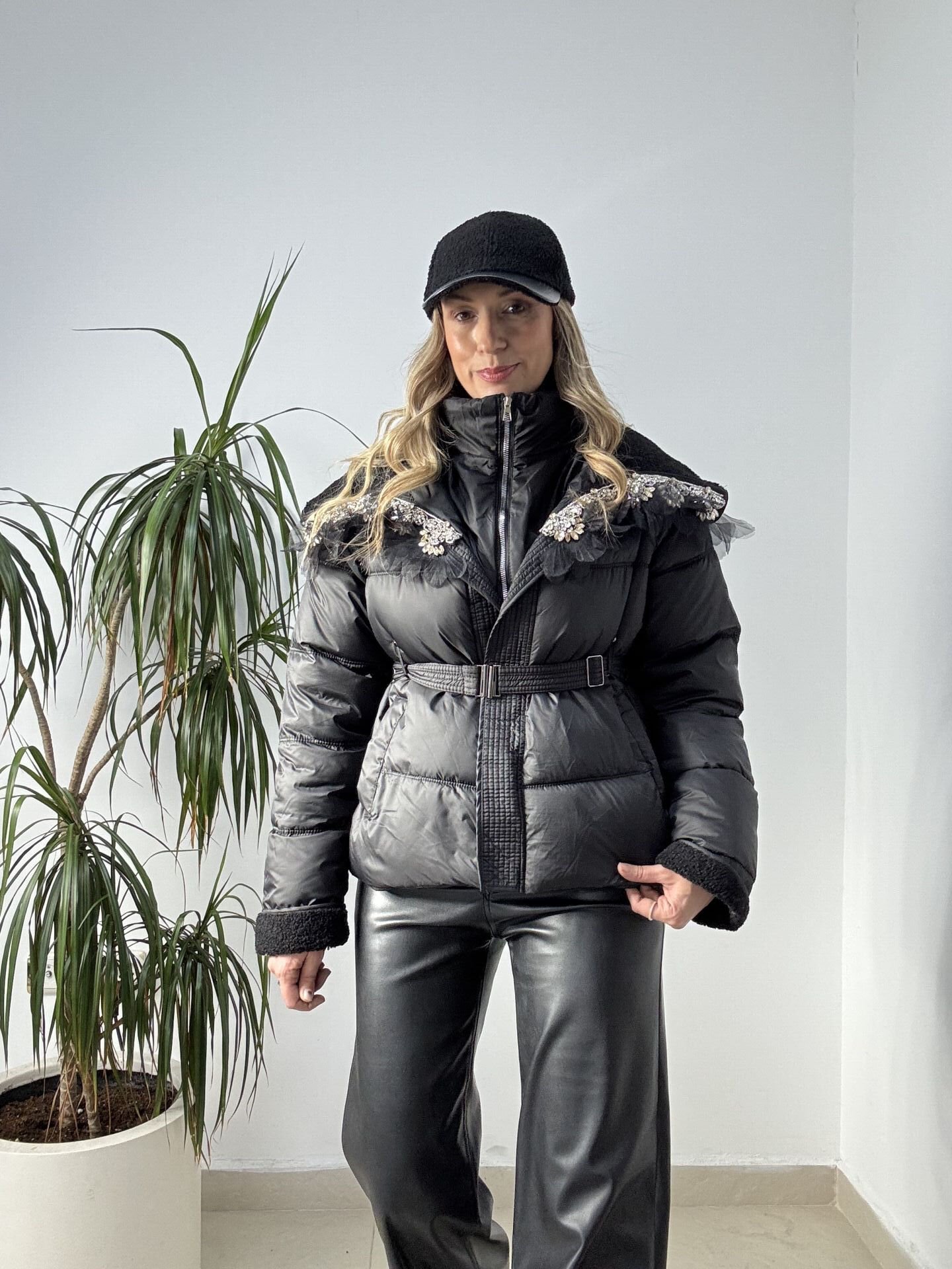 İTHAL YAKASI TAŞLI KEMERLİ ŞİŞME MONT SİYAH / STD