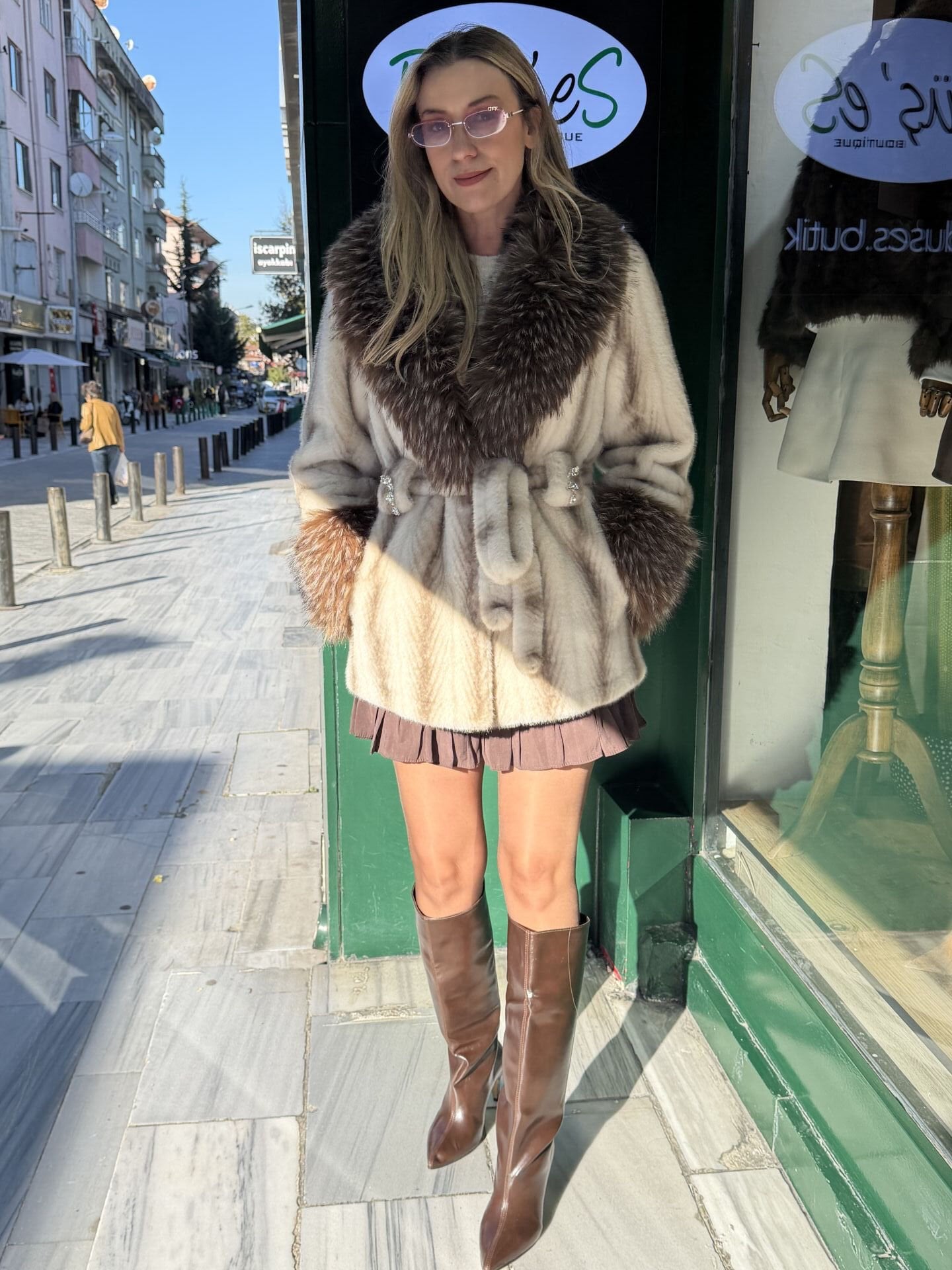 İTHAL YAKASI KÜRKLÜ KENDİNDEN KEMERLİ KÜRK GRİ / STD