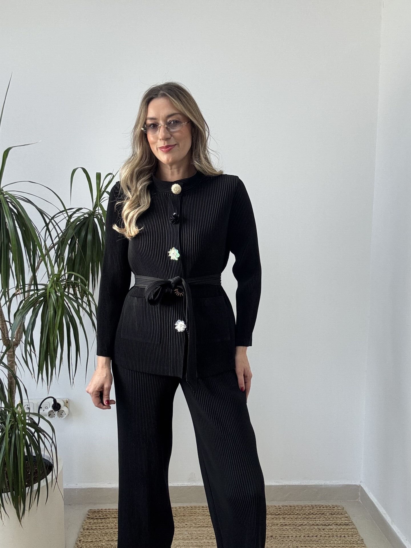 İTHAL AKORDİYON KUMAŞ BROŞLU TAKIM SİYAH / STD