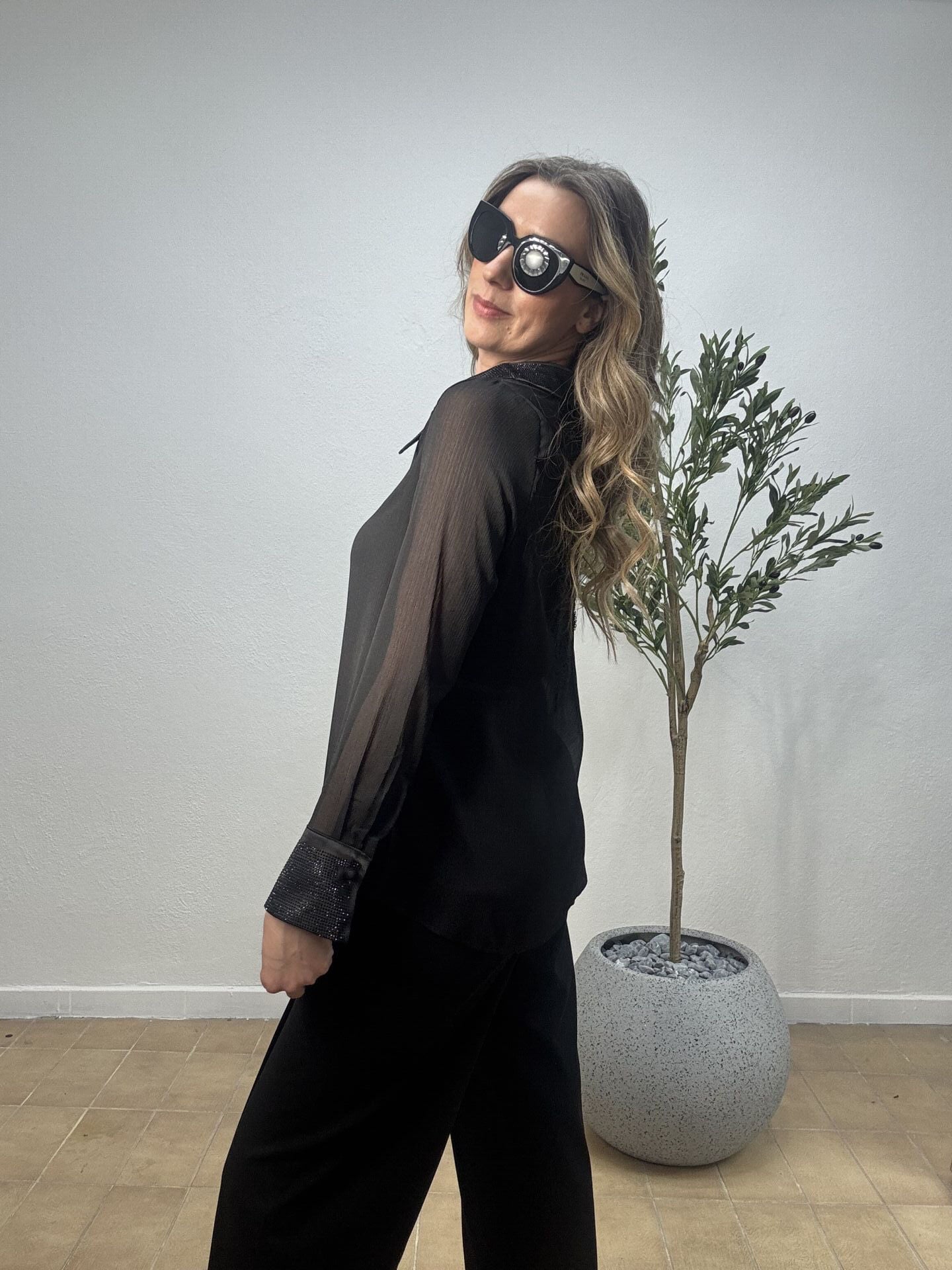 YAKASI TAŞLI ARKASI DANTELLİ TENSEL GÖMLEK Siyah - S